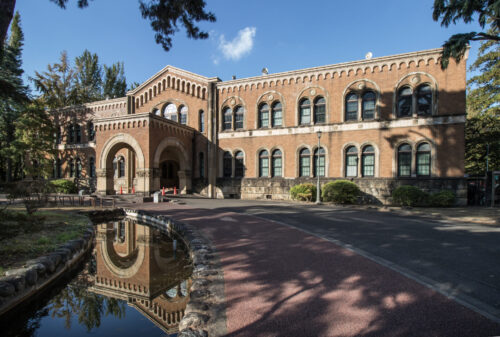Hitotsubashi_University_-_East_Building_02