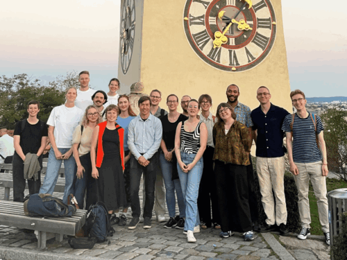 Die ComAI-Doktorand:innen vor dem Glockenturm in Graz.