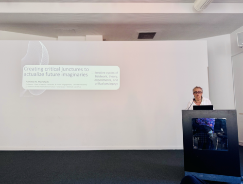 Annette Markham als Keynote-Speakerin des "Futuring"-Workshops von ComAI und Wissenssoziologie